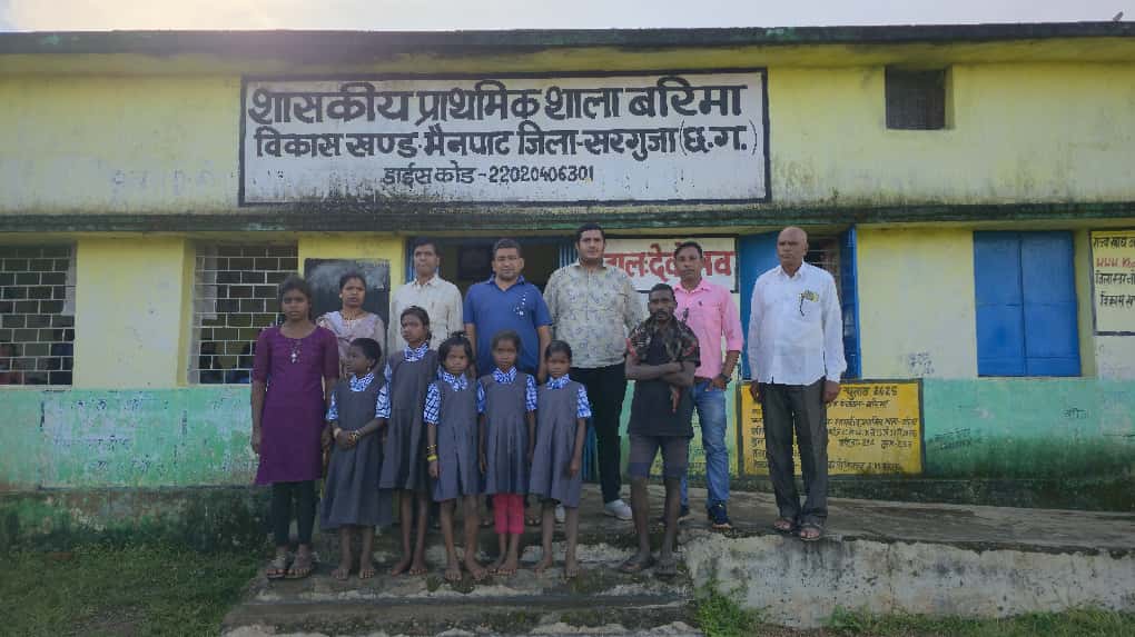 मुख्यमंत्री की पहल पर शिक्षा की मुख्यधारा से जुड़े शाला त्यागी बच्चे पहाड़ी कोरवा बाहुल्य क्षेत्र के पांच बच्चों को आश्रम एवं स्कूल में कराया गया एडमिशन